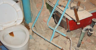 Профессиональный демонтаж перегородки ванной и туалета в Чапаевске - от 576 рублей